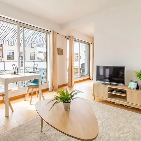 Bright Flat With Terrace - Near Train Station Apartment