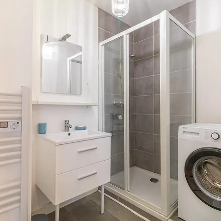 Bright Flat With Terrace - Near Train Station アパート *